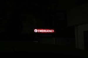 Rotes Notfall-Leuchtschild in dunkler Umgebung