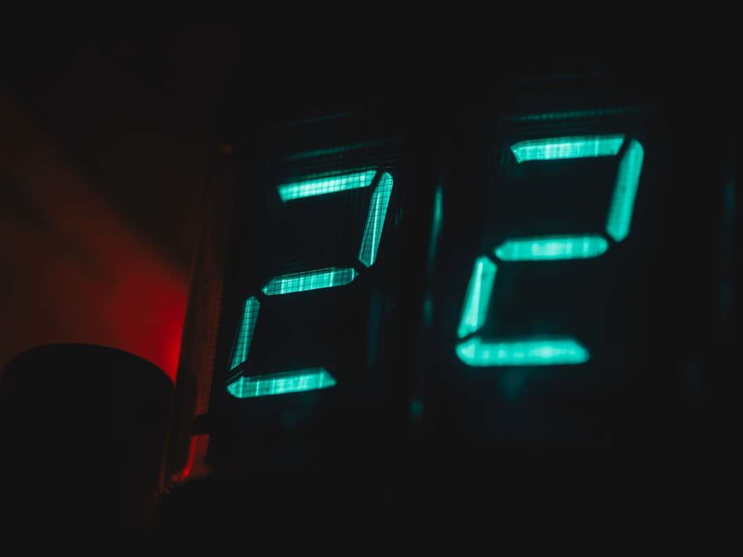 The digital clock displays the time: 22.