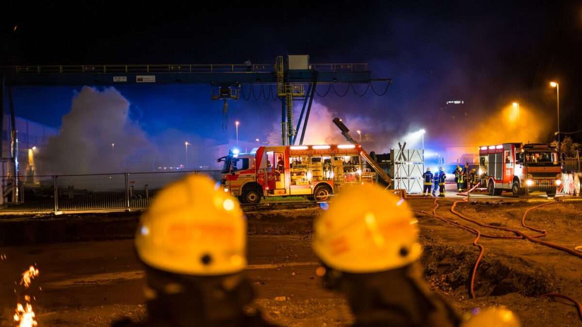 uebung frankfurt feuerwehr 100 t 1758352921519 v 16to9 retina 3269335172